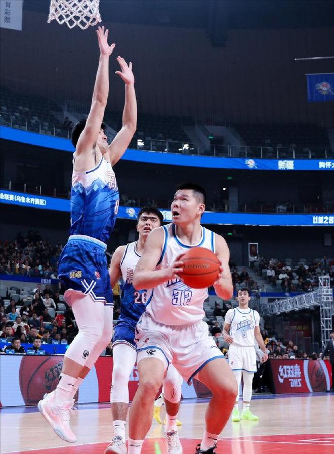 关于赛地聚焦：法甲今晚热度飙升，广厦男篮回应争议，引发热议，团队化学反应显著的信息